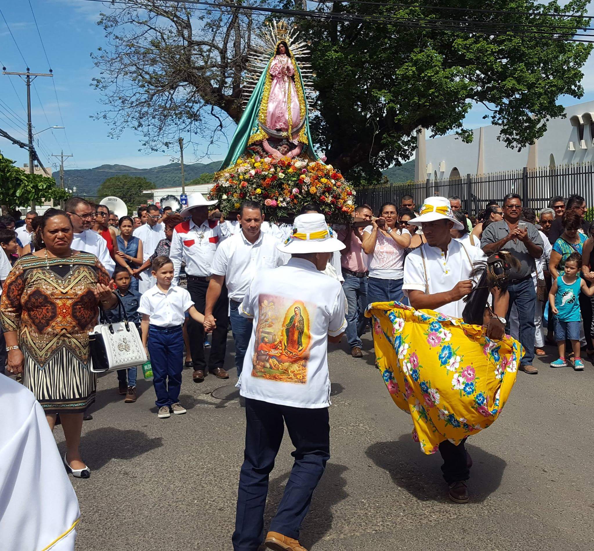 Los nicoyanos acompañan a la virgen de Guadalupe en una procesión desde la iglesia hasta la Cofradía.
