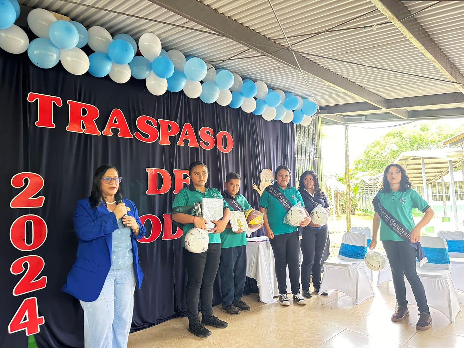 La Vicealcaldesa también entregó ejemplares en centros educativos