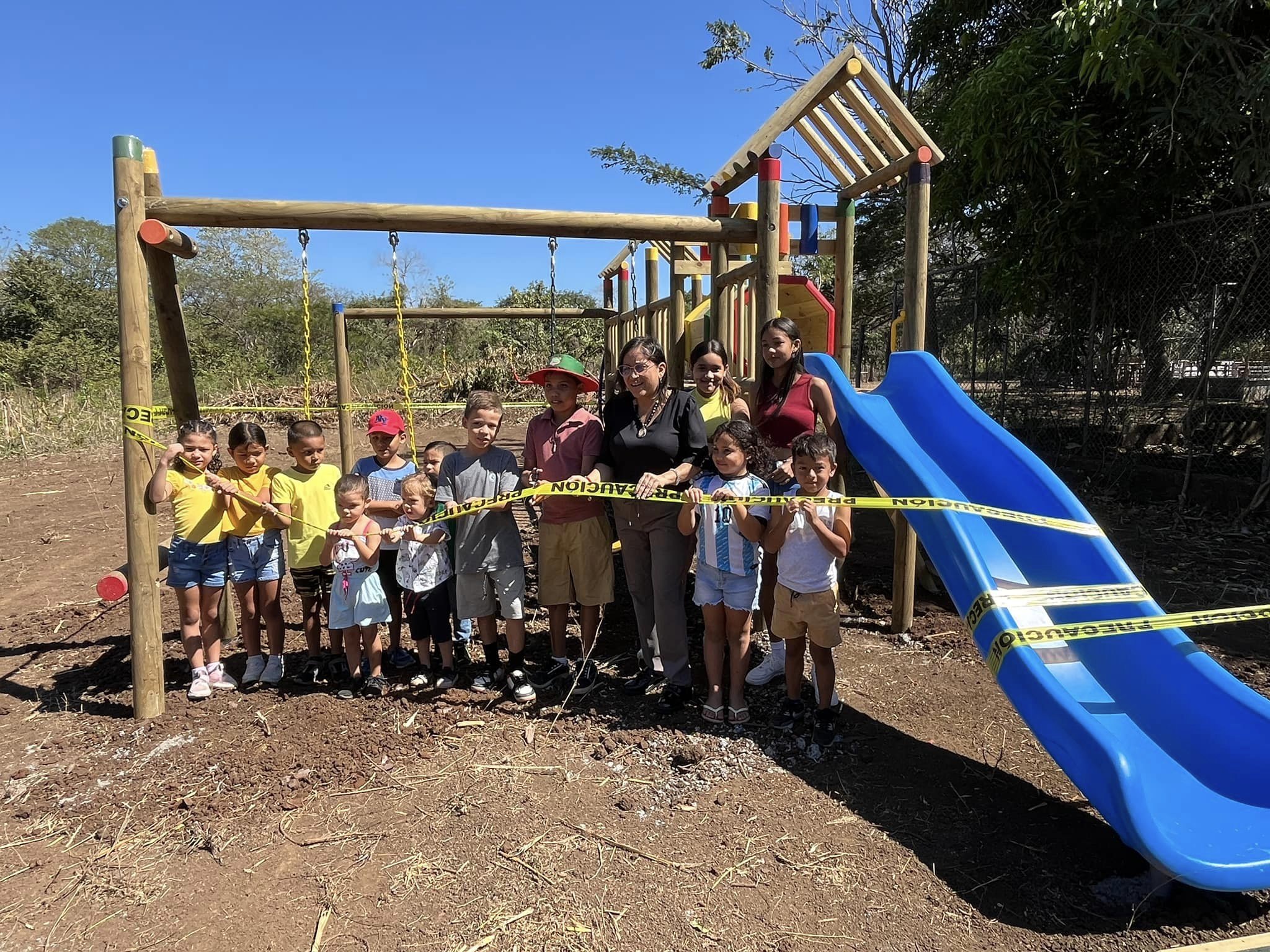 La Vicealcalde y los niños de Zapote cortaron la cinta