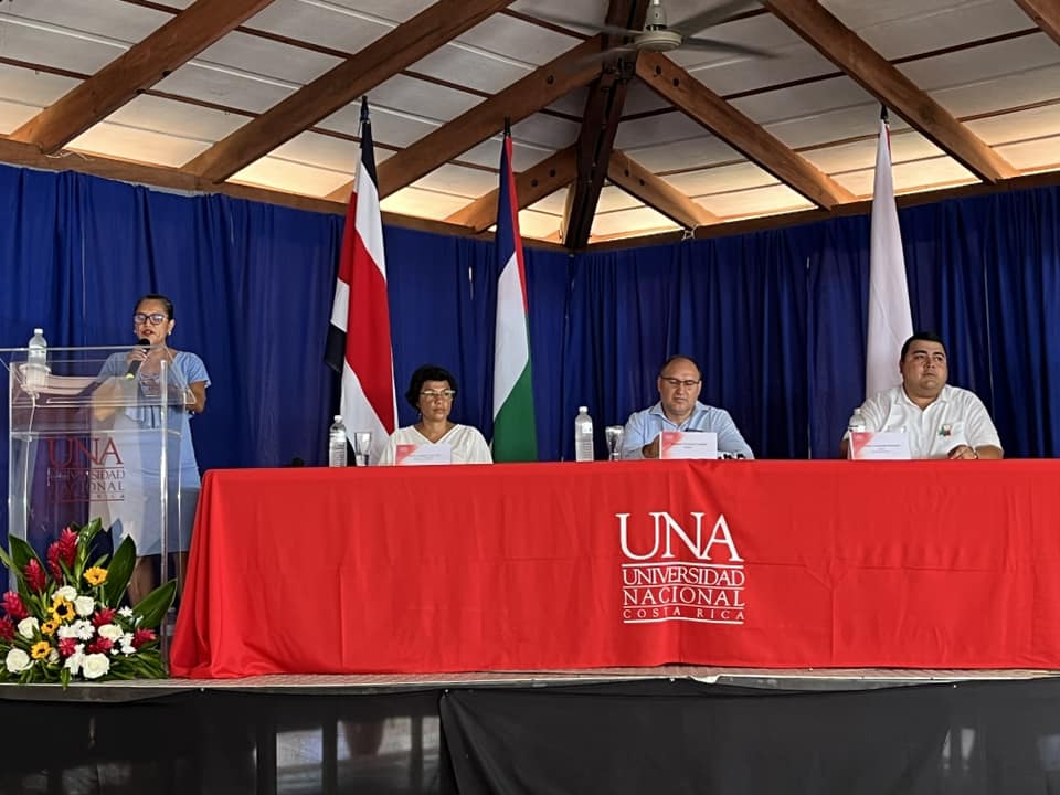 El Alcalde de Nicoya en la mesa principal