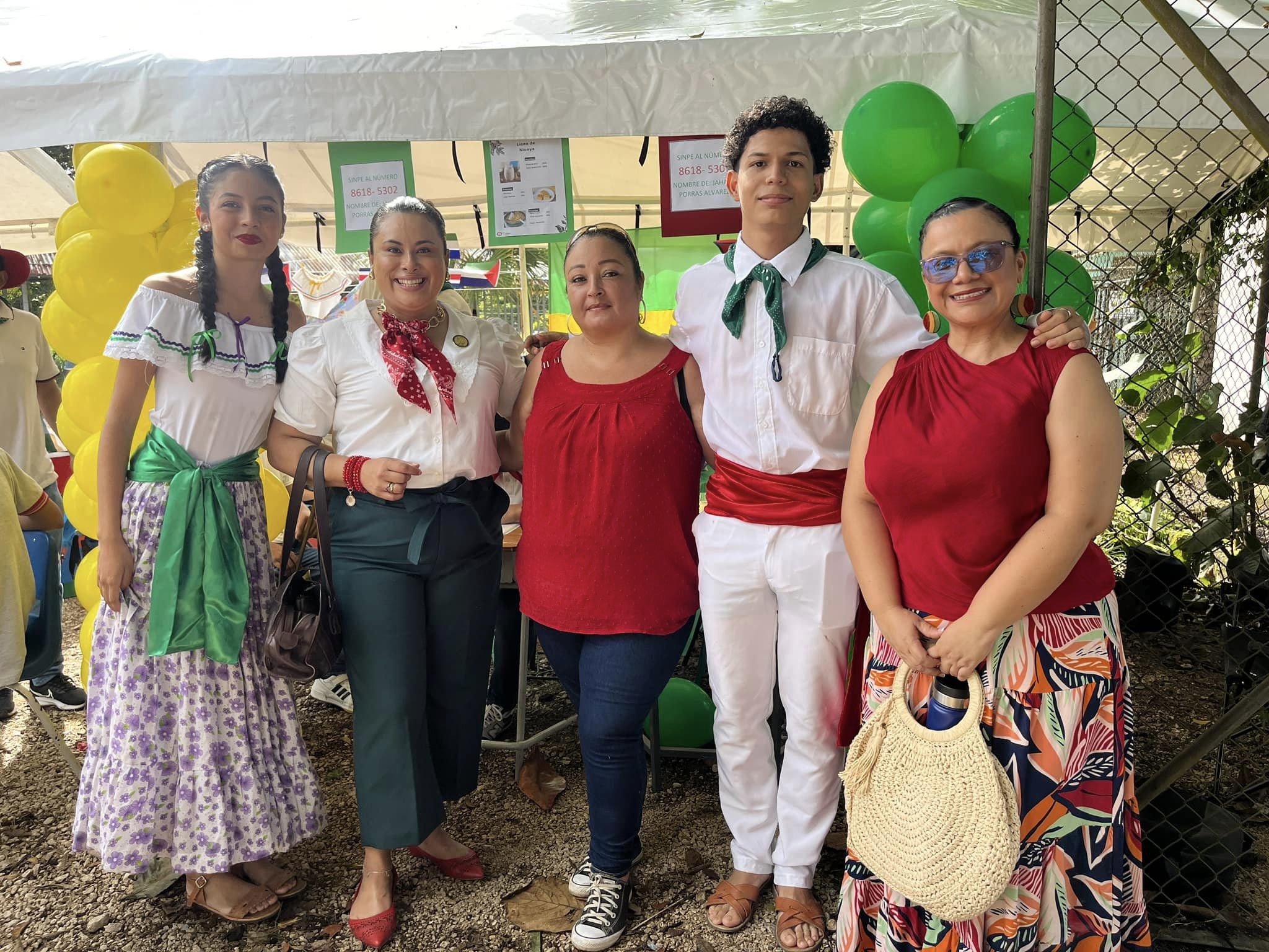 Las Vicealcaldesas con parte de los feriantes