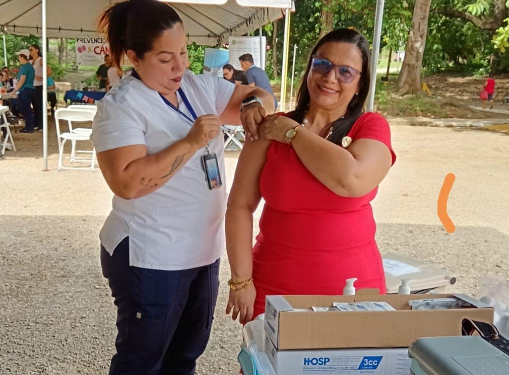 La Vicealcaldesa de Nicoya aprovechó para vacunarse
