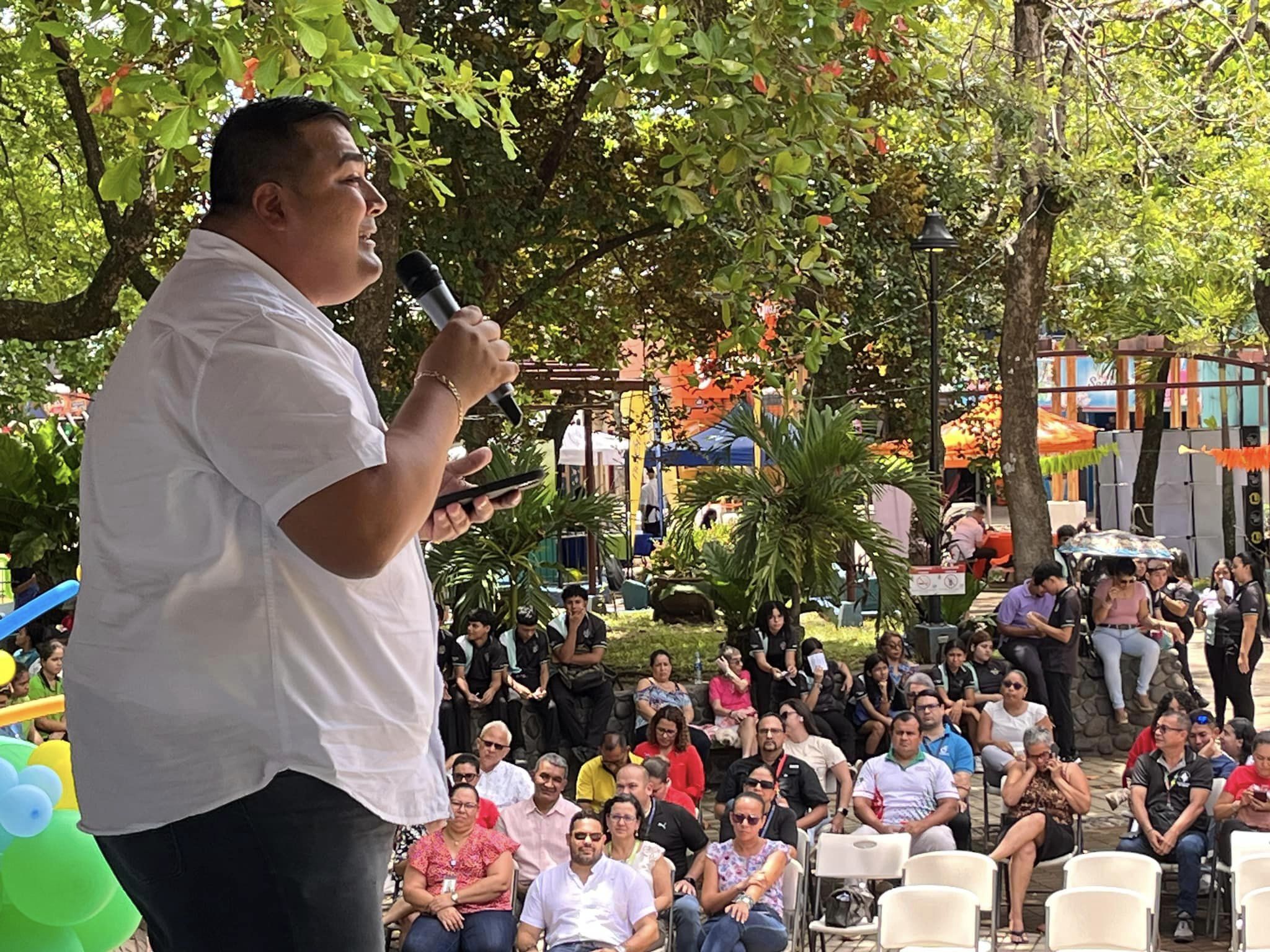 El Alcalde de Nicoya participó en la inauguración de la feria