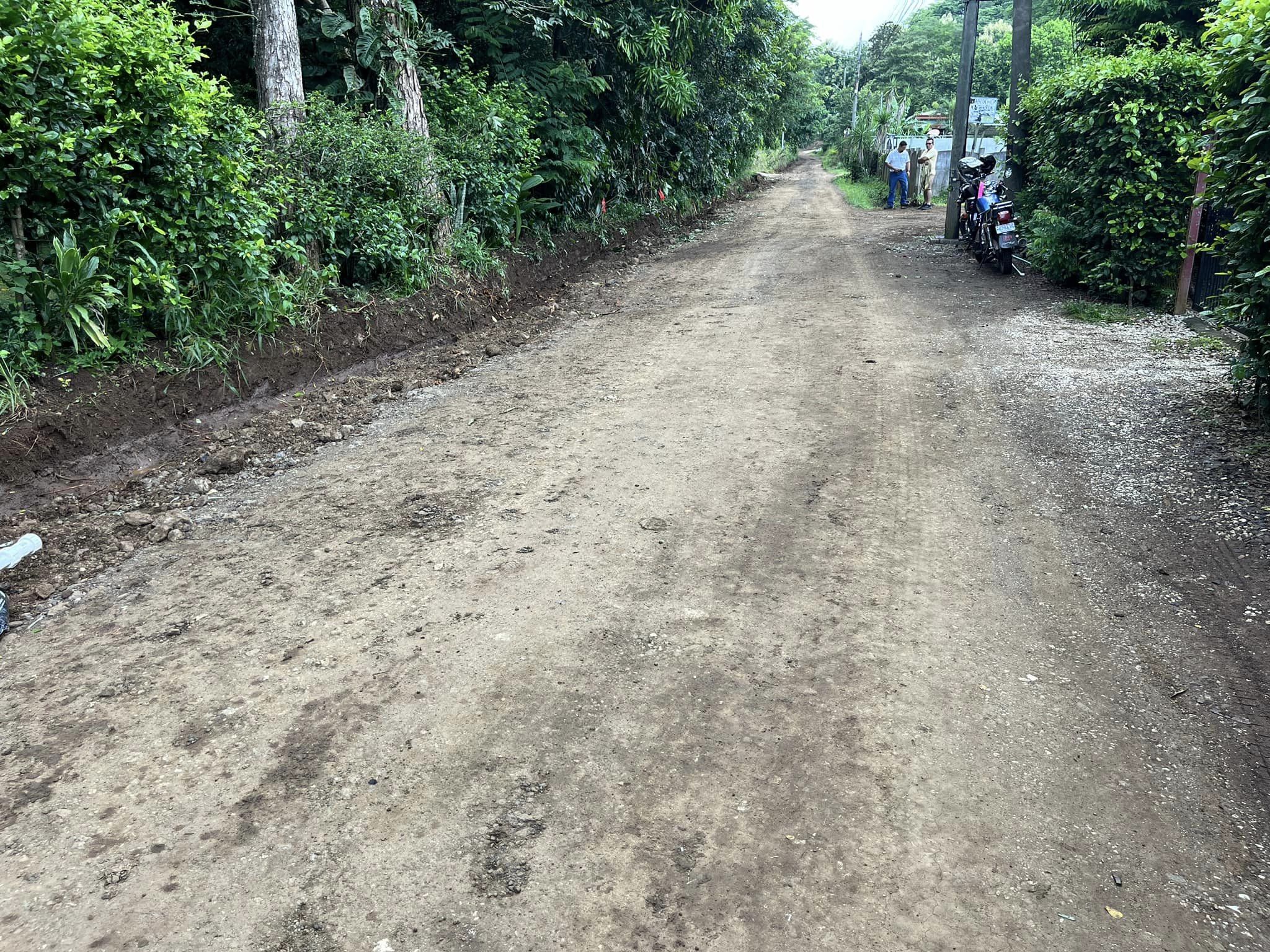 Reparación del camino entre Dunka´s Bar y Rincón en Curime