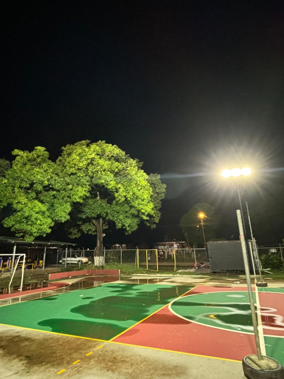 Ahora así luce la cancha durante las noches