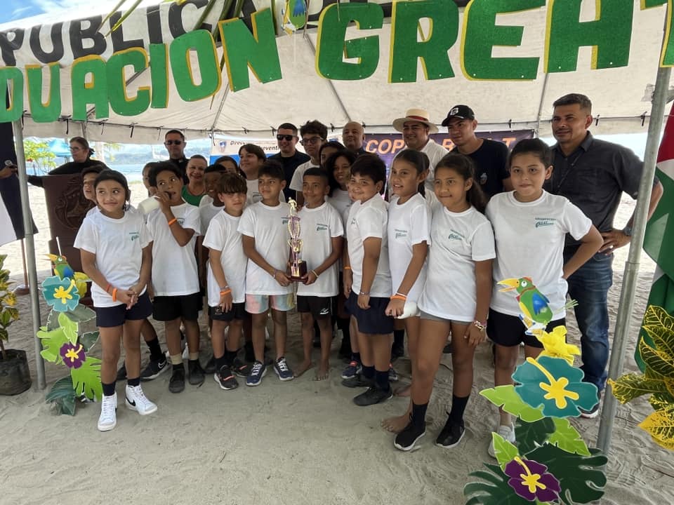 56 niños de Sámara hoy celebraron su graduación del programa preventivo G.R.E.A.T