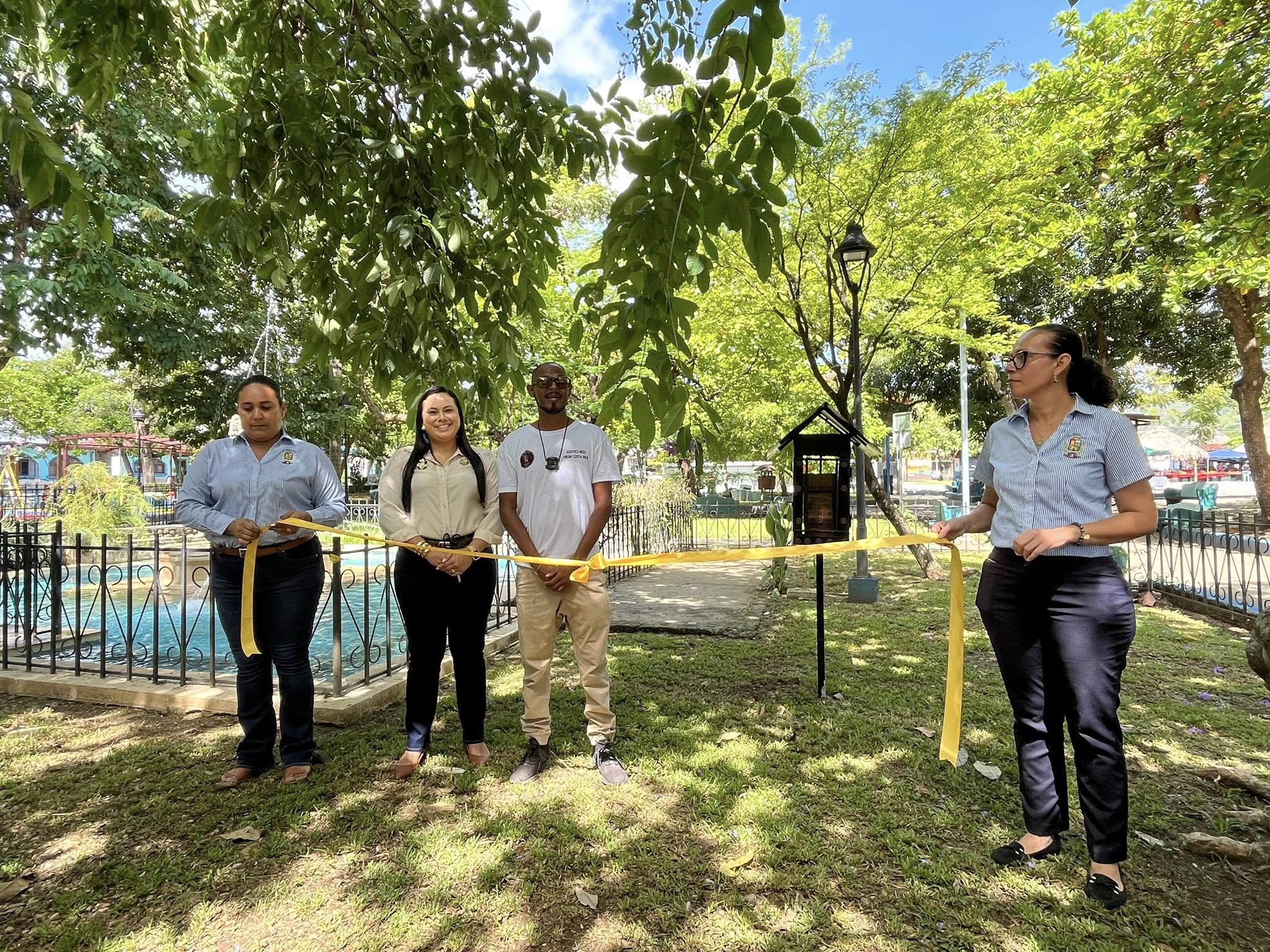 INSTALADA LA PRIMERA COLMENA DE ABEJAS MARIOLAS EN EL PARQUE DE NICOYA