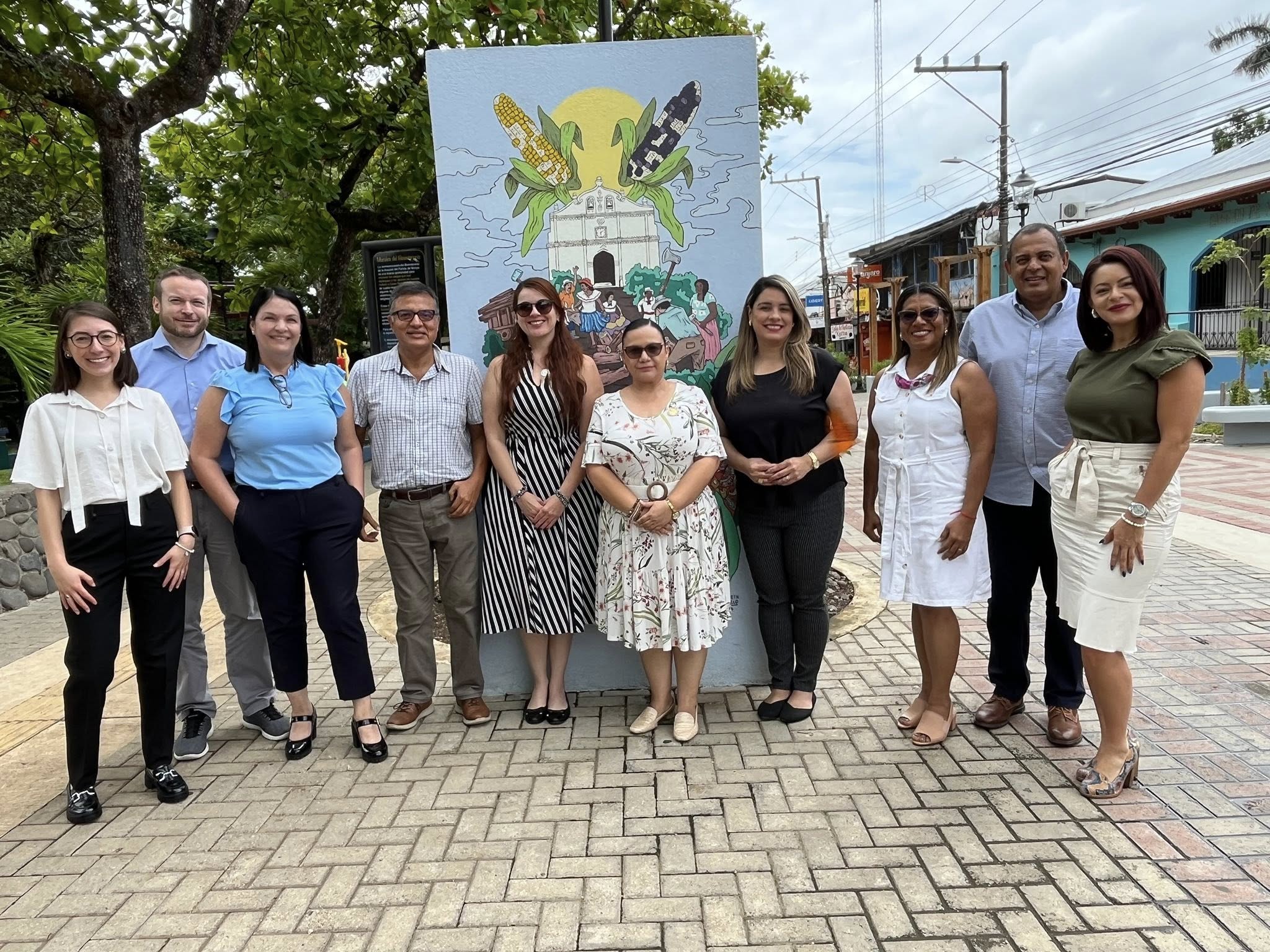 La Vicealcaldesa junto a los visitantes