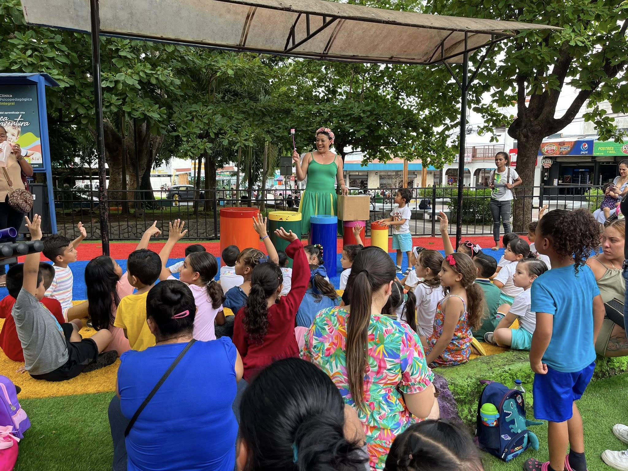 Parte de los niños que disfrutaron del cuento