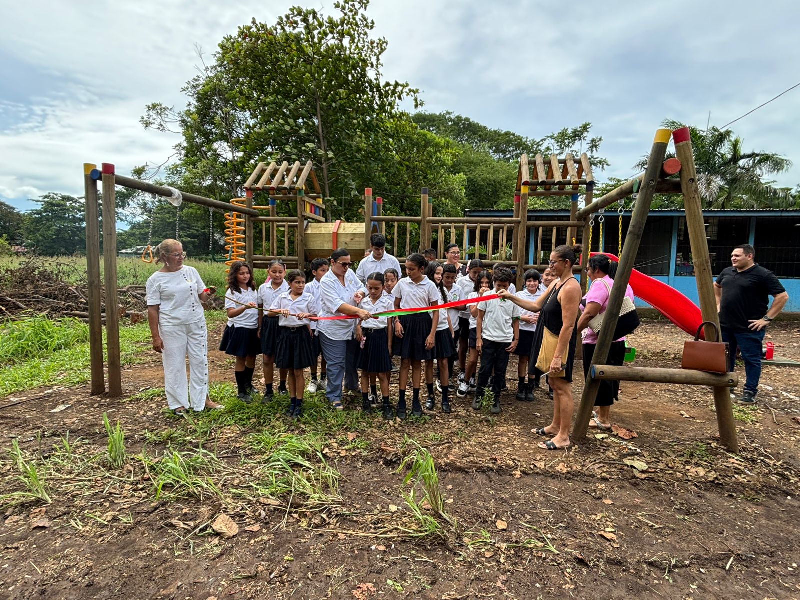 Escuela Serapio López inauguró el nuevo playground donado por la Municipalidad