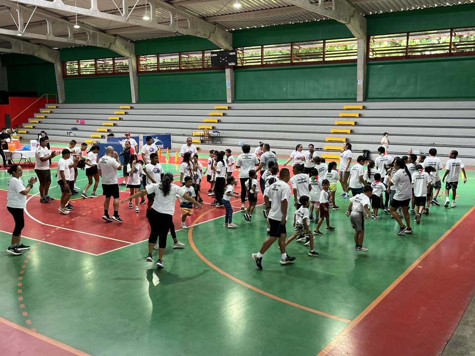 Decenas de niños participaron en la clausura del curso 
