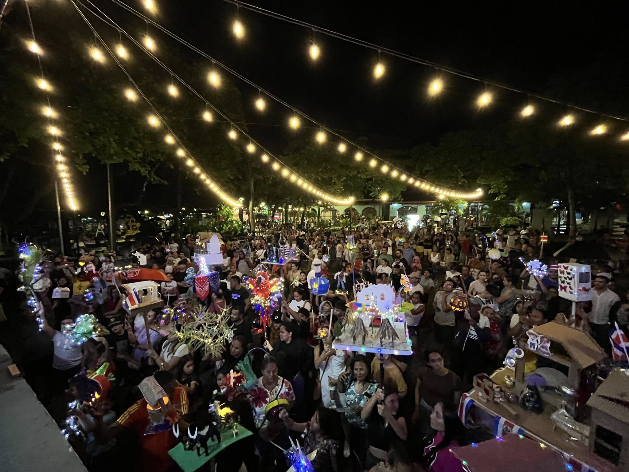 Ni la lluvia detuvo el fervor patrio en Nicoya durante el Desfile de Faroles