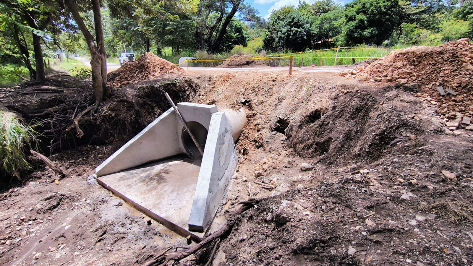 En la vía entre San Juan y Tortuguero, trabajamos en la construcción de cabezales y delantales