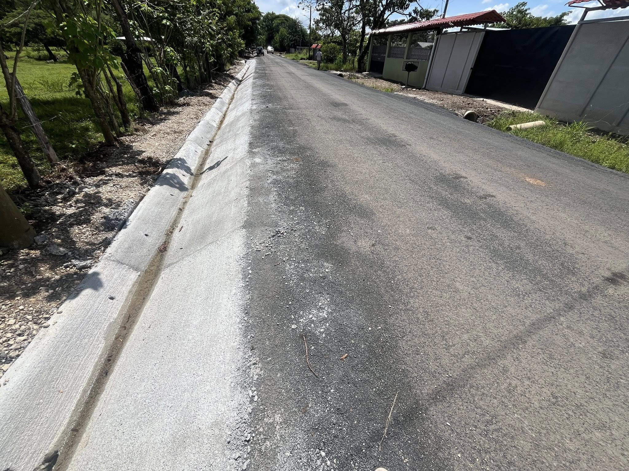 Avanza la construcción de cunetas en la vía que comunica La Matabuey con el puente de Río Grande