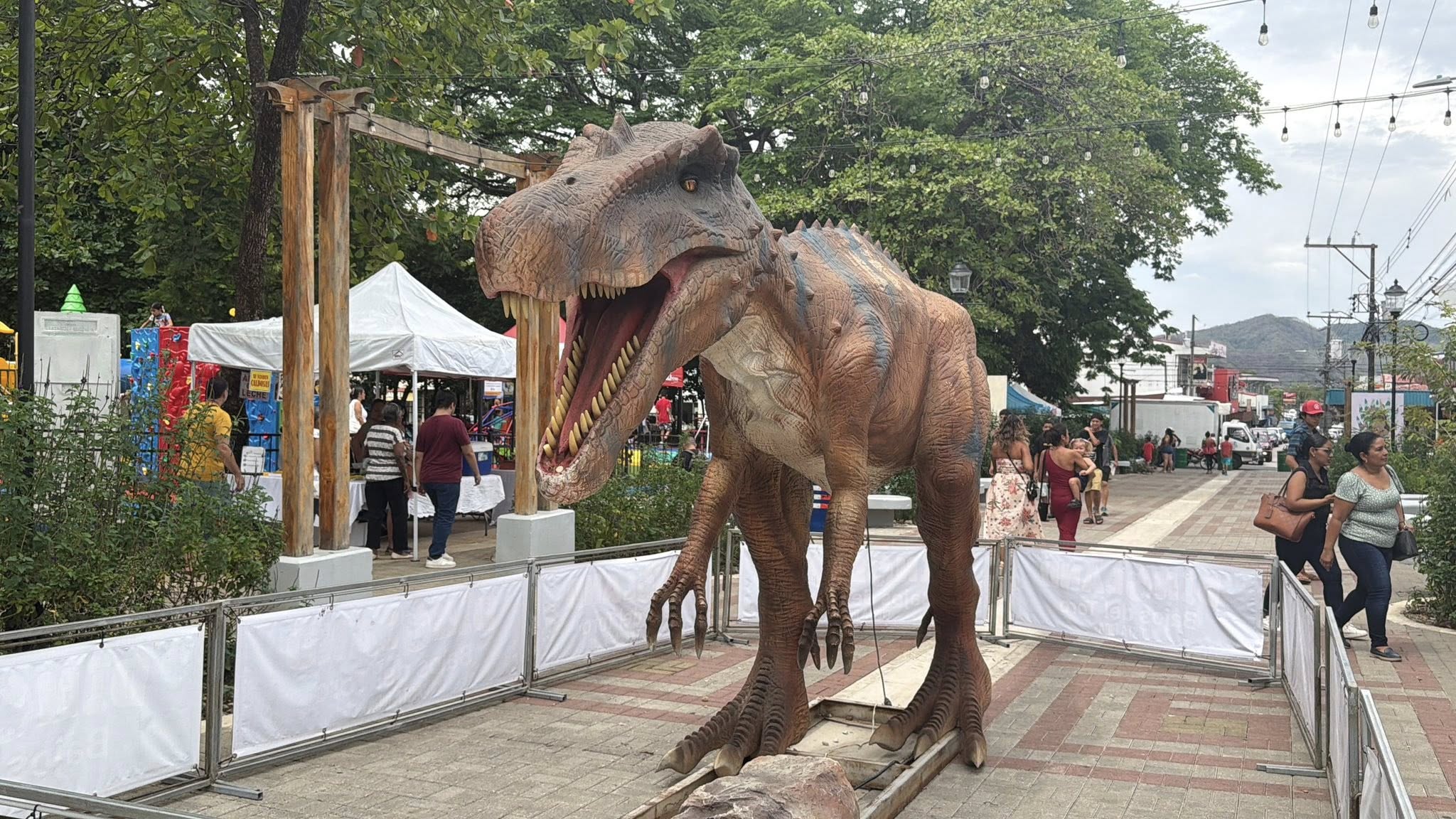 Festival de los Trabajadores llenó de dinosaurios el parque de Nicoya