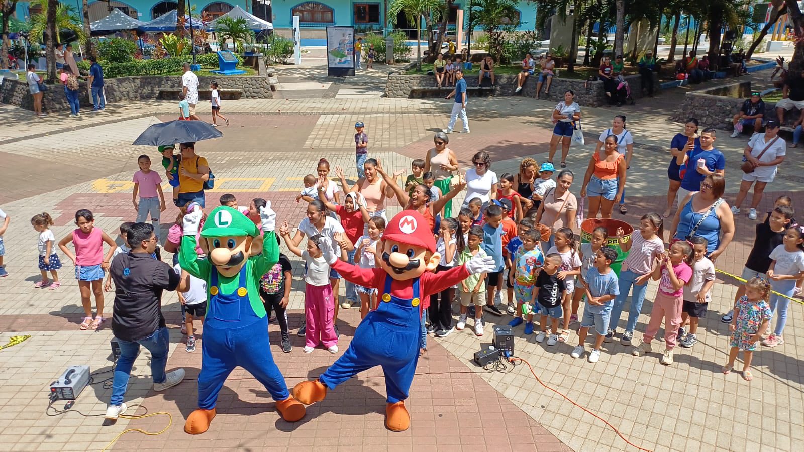 Personajes de Mario Bros se presentaron en el Parque de Nicoya 