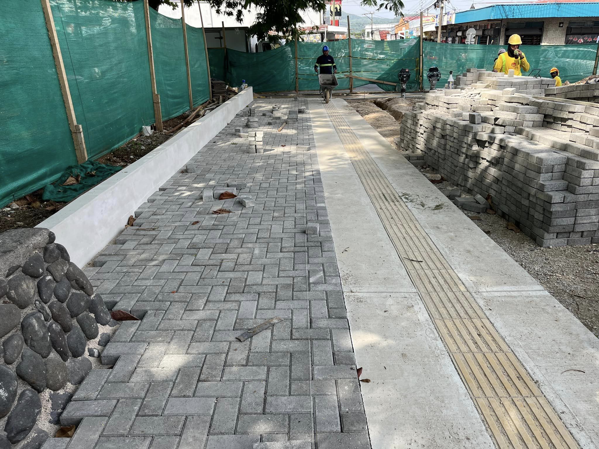 En el nuevo bulevar, ya estamos colocando adoquines y colando aceras