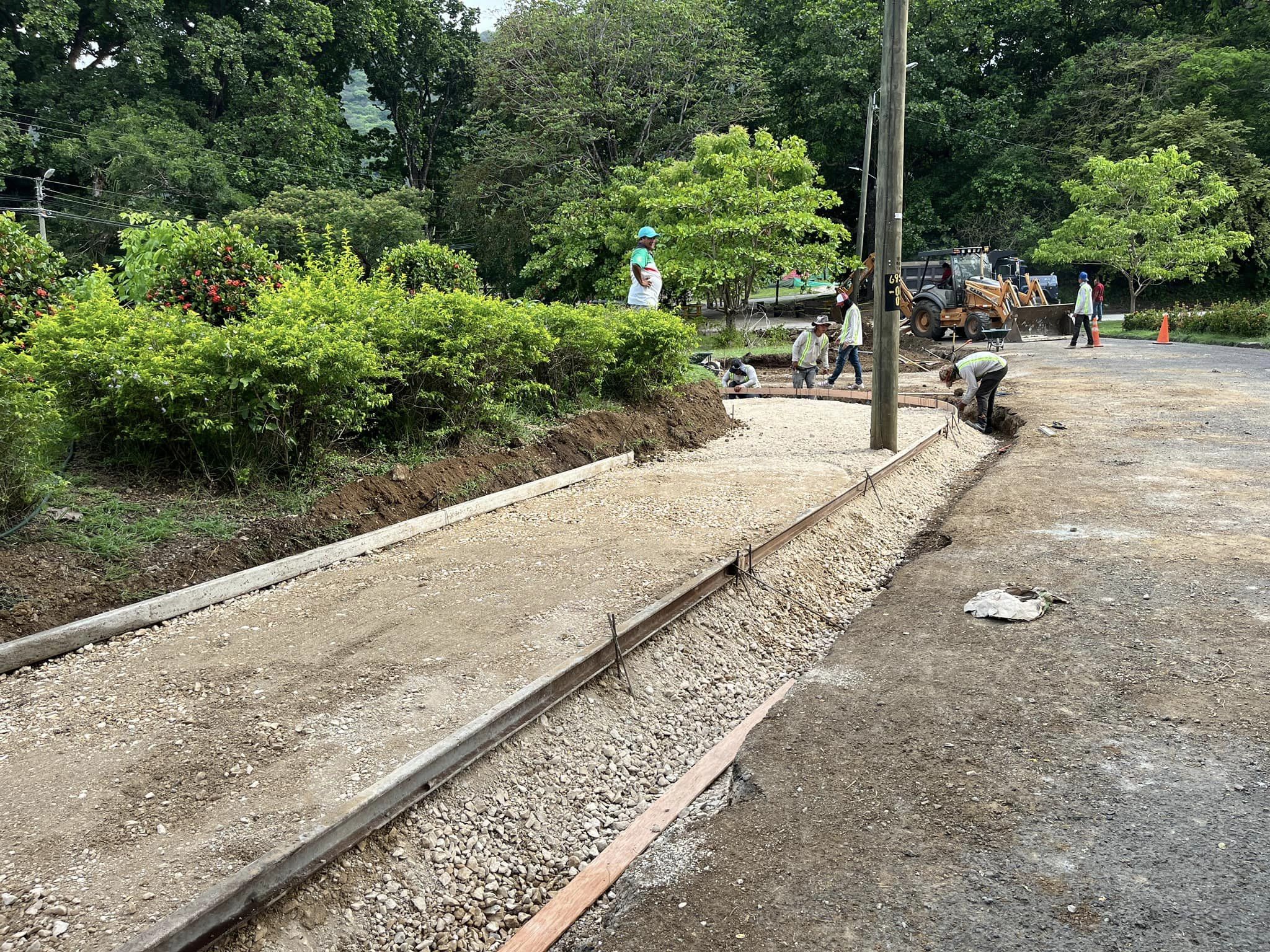 En el Polideportivo de Nicoya estamos construyendo nuevas aceras accesibles para personas con discapacidad