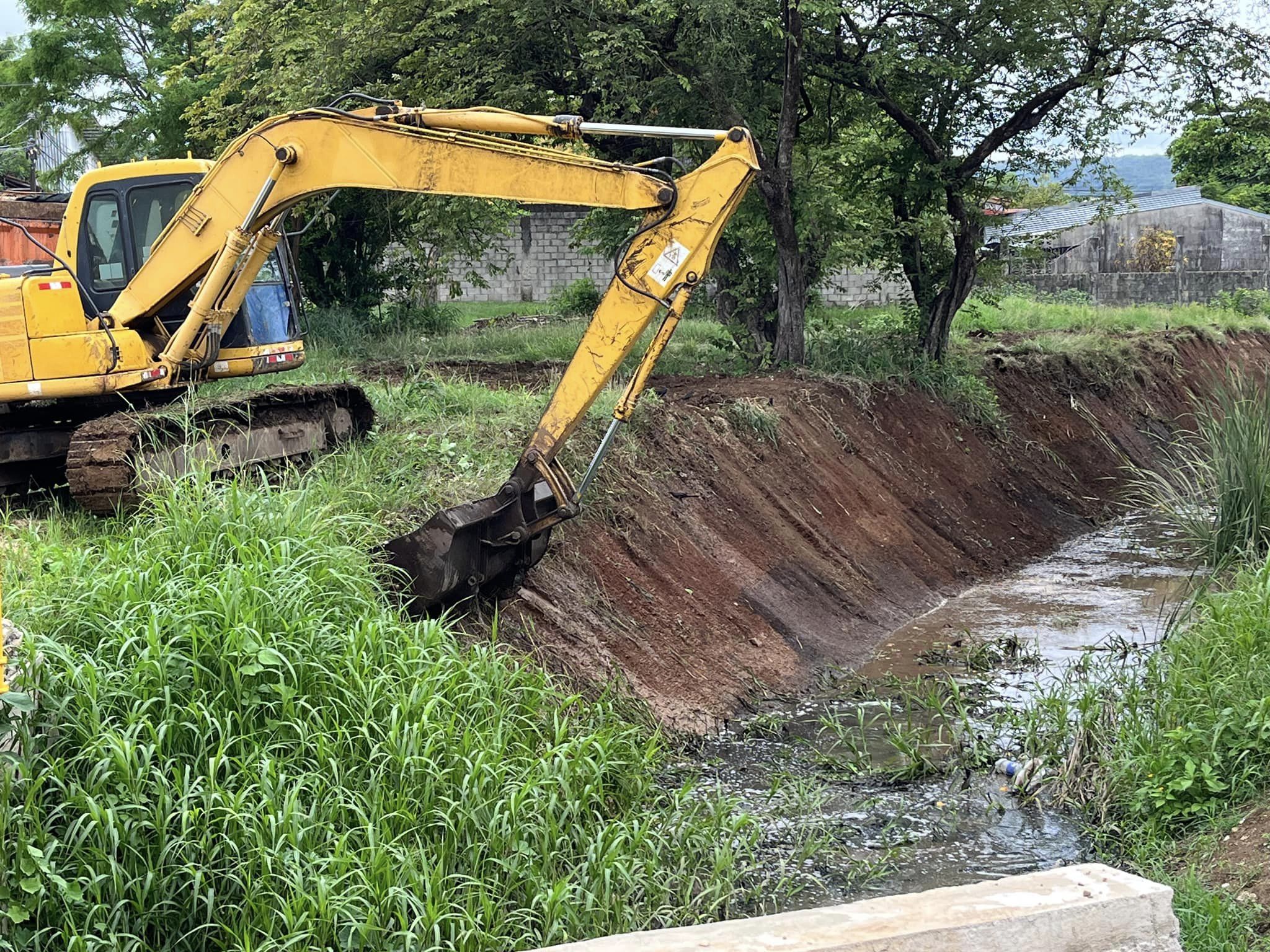 Hoy inició una nueva limpieza del canal de Barrio Los Ángeles en Nicoya