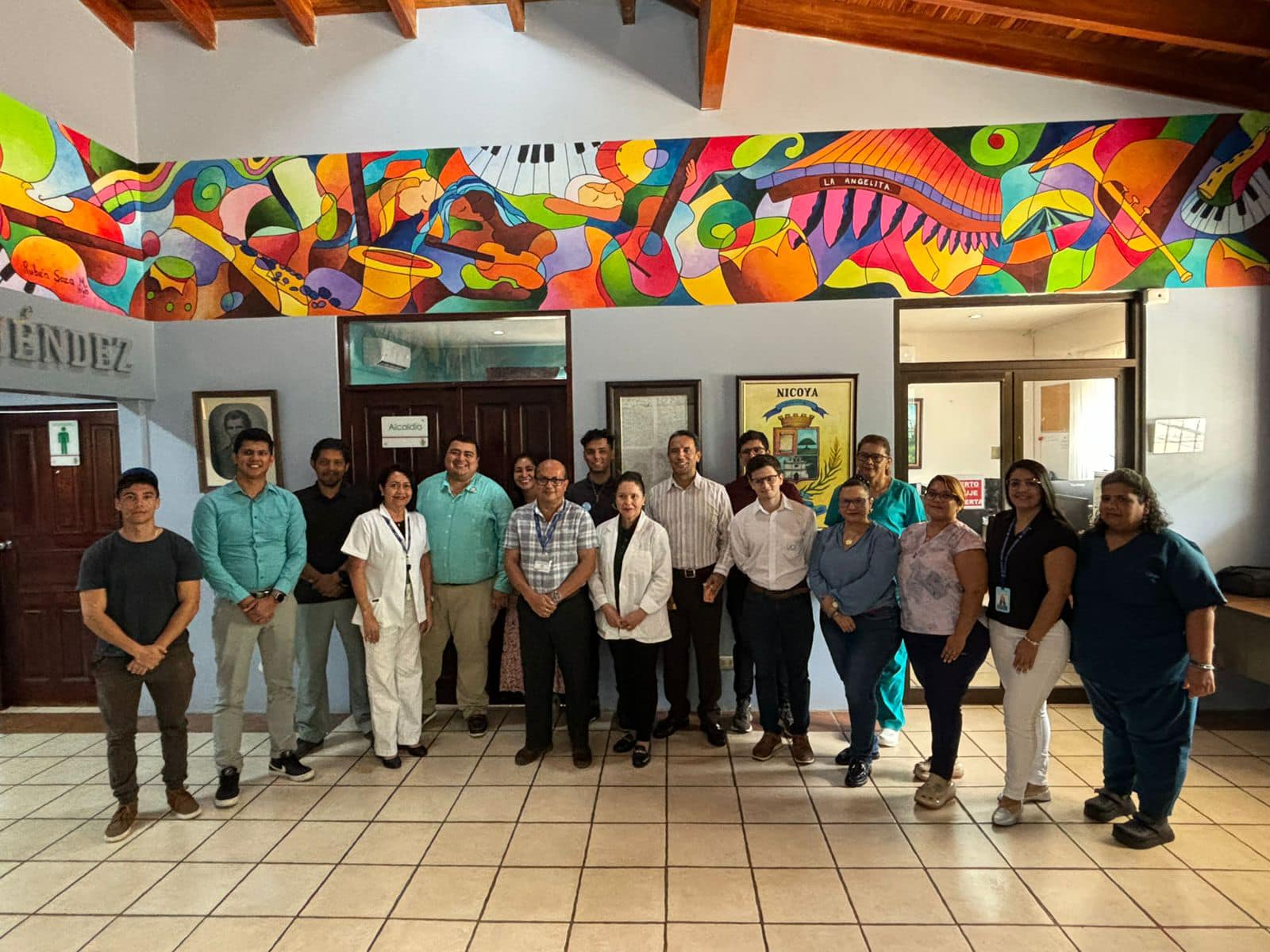 Representantes de las instituciones que participan en la feria