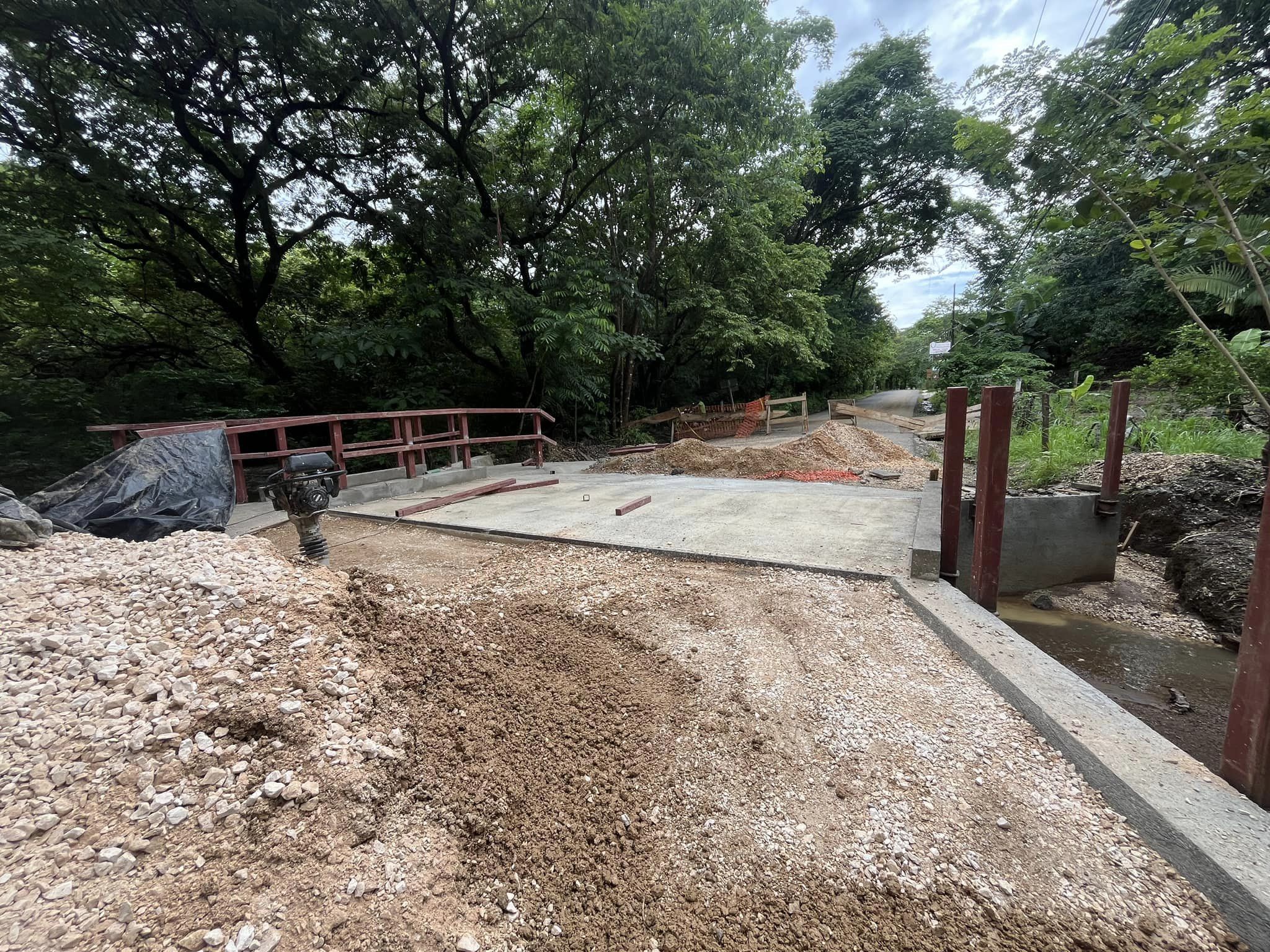 Avance de obra de alcantarilla de cuadro em Arenales, Nosara